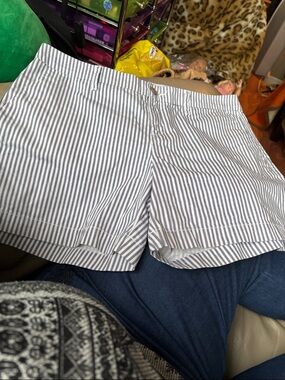 Old Navy Everyday Short Navy and White Striped High-Waist Shorts Size 6.  New!